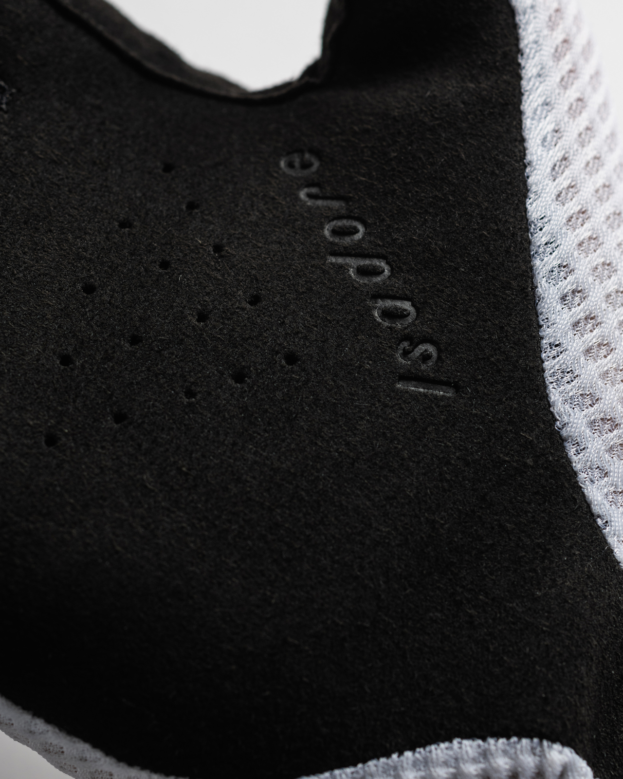 Signature Light Gloves White